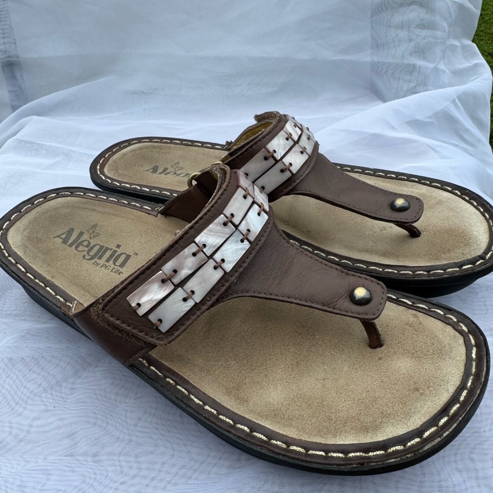 Alegria Tan and Cream Sandals‎
